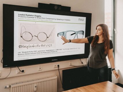 In the picture you see FAU Physics student Anabel who participated in an interdisciplinary seminar at the Faculty of Humanities, Social Sciences, and Theology. She is presenting what she experienced there with the help of a powerpoint presentation.