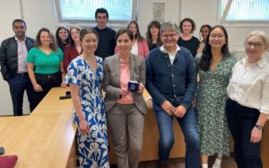 FAU professor Dr. Dr. Patricia Wiater and her team together with president Hornegger.