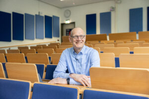 Homecoming: FAU alumnus Dr. Bernd Montag at FAU's Physikum. As a student, he discovered his deep love for physics here. (Photo: G. Iannicelli)