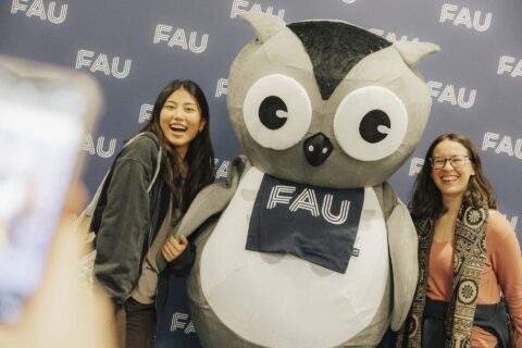 Students at the first semester welcome event of the Friedrich-Alexander-Universität Erlangen-Nürnberg 2024 in Erlangen