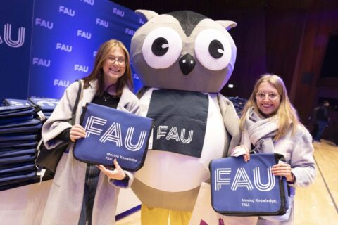 Always a highlight at the FAU freshman welcome receptions: The FAU bag.